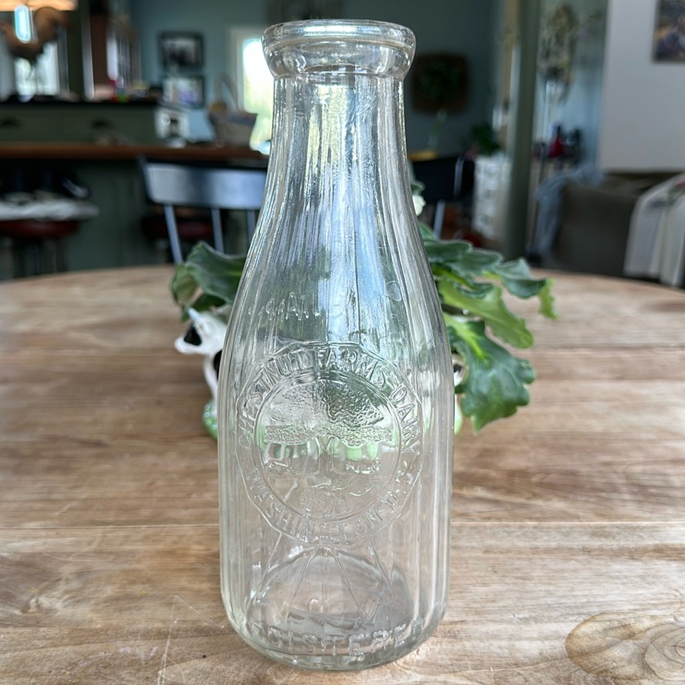 Vintage Milk Bottle Chestnut Farms Washington, DC NO LID one quart